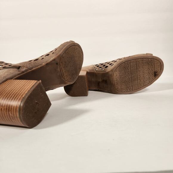 MAURICES Ankle Boot Womens 10M Tan Faux Suede Laser Cut Out Open Toe Tassel Boho - Picture 11 of 12